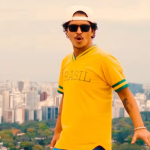 Bruno Mars chega ao Brasil para maratona de shows