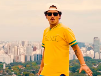 Bruno Mars chega ao Brasil para maratona de shows