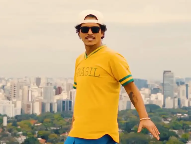 Bruno Mars dança funk pelas ruas de SP e agradece a hospitalidade