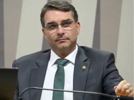 Governo de Trump dará visto à Flávio Bolsonaro e permitirá entrada no país, diz autoridade dos EUA