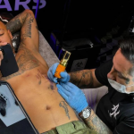 Neymar faz tatuagem em homenagem à filha, Mavie. Veja!