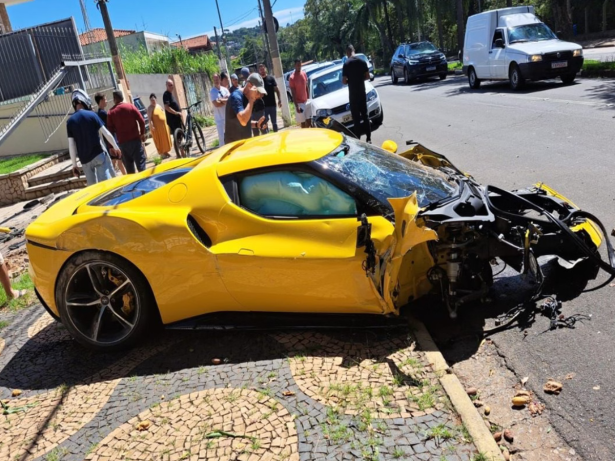 Que prejuízo! Manobrista perde o controle e bate Ferrari de R$ 3,2 milhões em SP