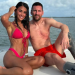 Messi curte férias com bota ortopédica após grave lesão no tornozelo