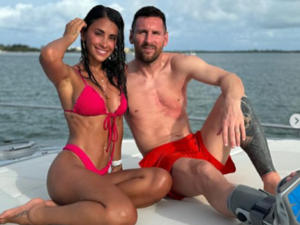Messi curte férias com bota ortopédica após grave lesão no tornozelo