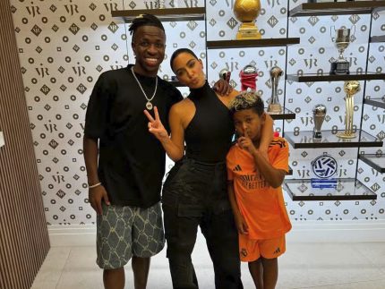 Vini Jr. recebe Kim Kardashian e o filho em sua casa na Espanha