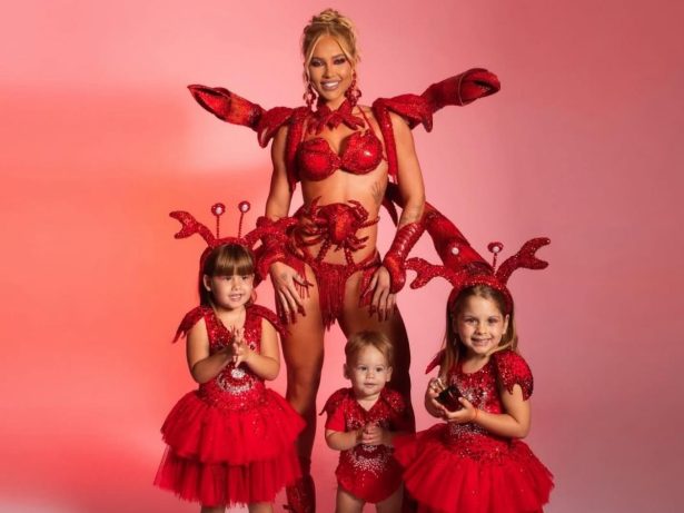 Virginia leva os filhos ao último ensaio da Grande Rio com looks personalizados