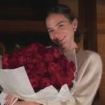 Em meio a affair com João Guilherme, Bruna Marquezine ganha buquê de rosas