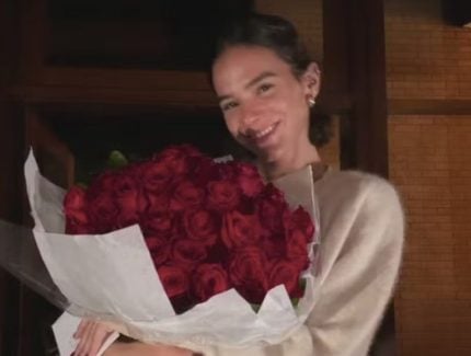 Em meio a affair com João Guilherme, Bruna Marquezine ganha buquê de rosas