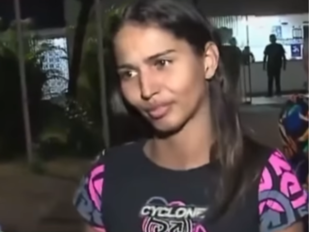 De algemas rosas, garota de programa reage à prisão com autoestima: “Sou belíssima”