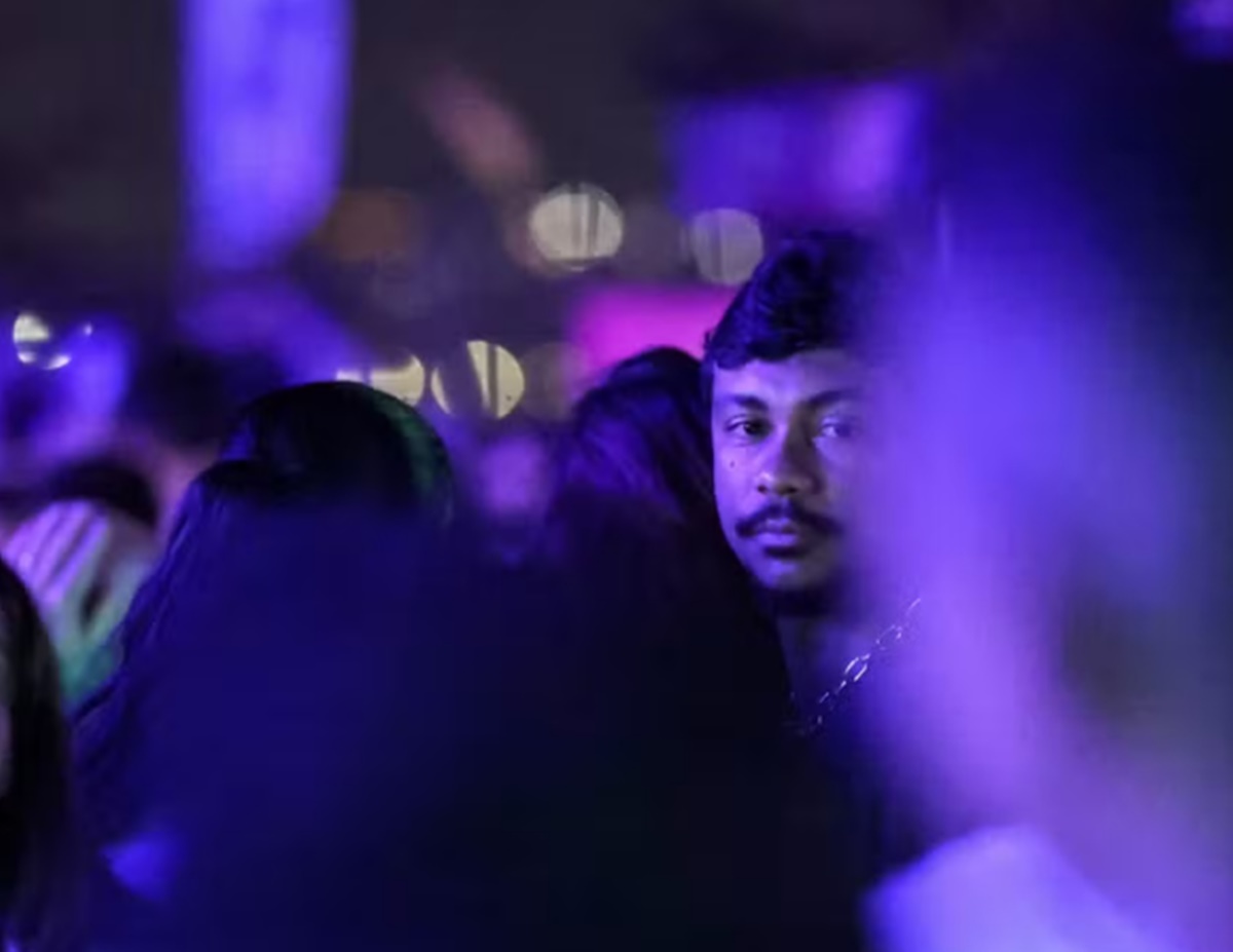 Xamã e Sophie Charlotte são vistos ao beijos durante festival de música no Rio de Janeio (Foto: Daniel Pinheiro | Brazil News)