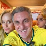 Angélica abre álbum da Copa do Mundo nos EUA ao lado de Huck e filhos
