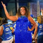 Cacau Protásio é ovacionada em estreia no primeiro ensaio de rua pela Portela