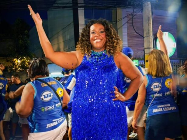 Cacau Protásio é ovacionada em estreia no primeiro ensaio de rua pela Portela