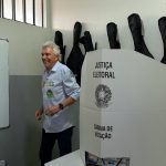 Caiado vota em Goiás, exalta campanha e evita definir apoio no 2º turno