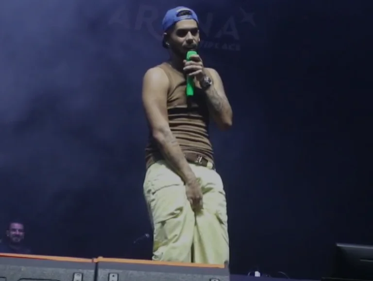 Calça de Zé Felipe rasga durante show e gera risadas de fãs. Veja!