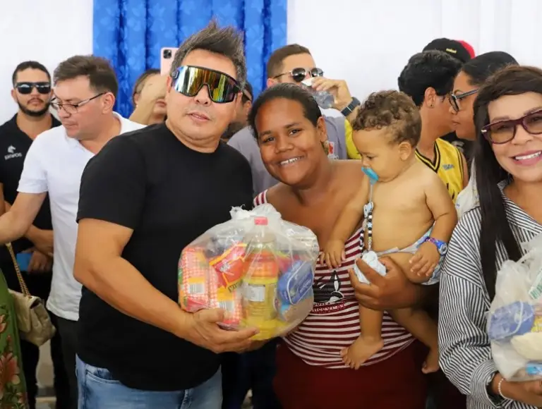 Calcinha Preta doa 30 toneladas de alimentos para moradores da cidade natal de Paulinha Abelha