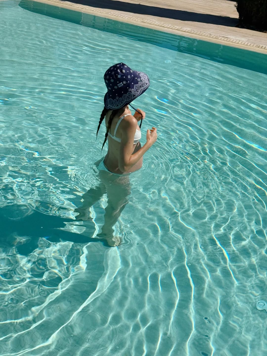 Camila Queiroz exibe barriguinha de grávida durante viagem a Ibiza com Klebber Toledo 2 camila queiroz