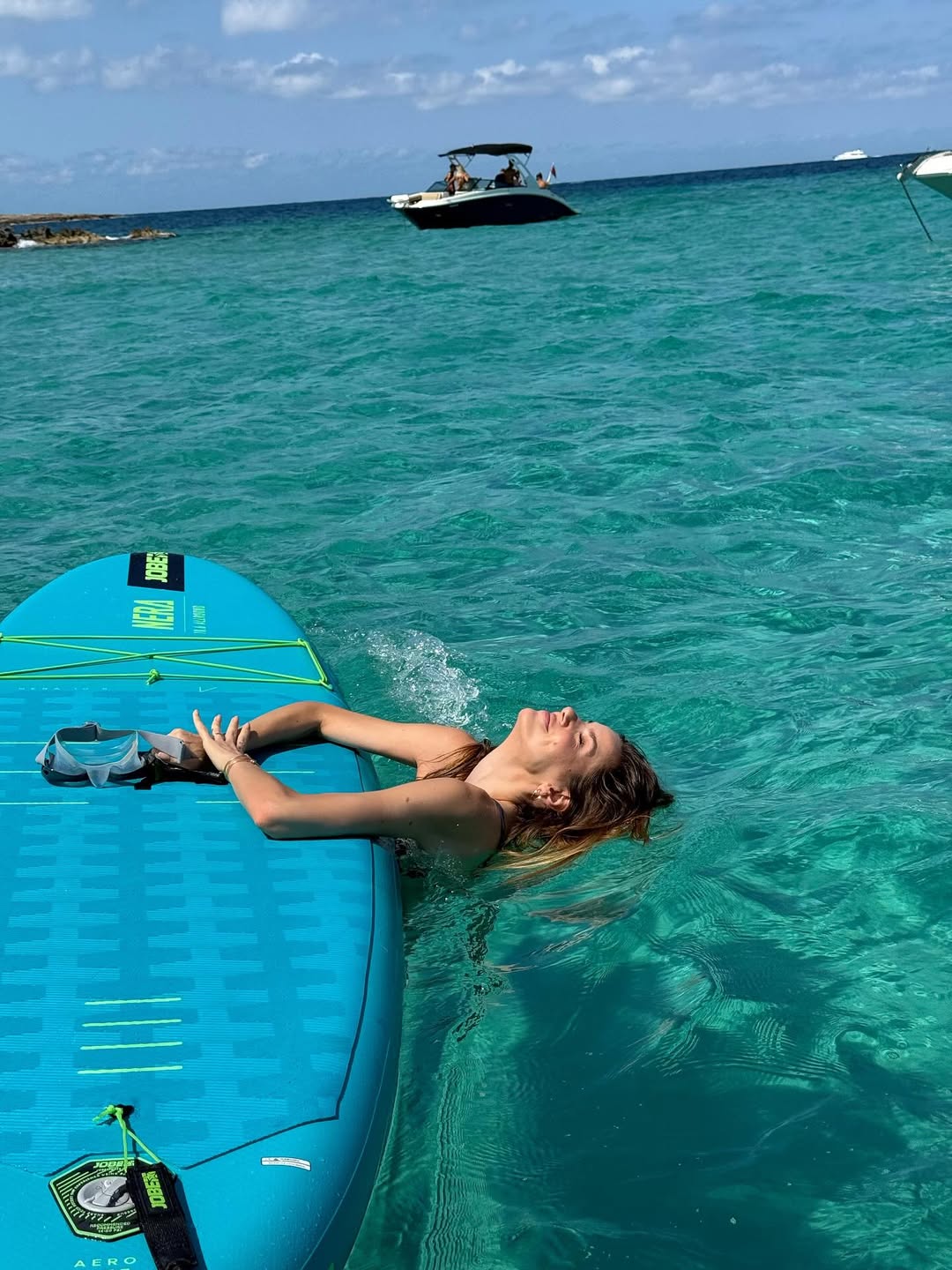 Camila Queiroz exibe barriguinha de grávida durante viagem a Ibiza com Klebber Toledo 6 camila queiroz 2