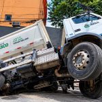 Cratera se abre em rua e “engole” caminhão de coleta de lixo em Osasco, SP