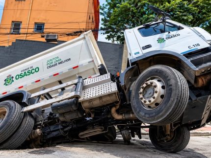 Cratera se abre em rua e “engole” caminhão de coleta de lixo em Osasco, SP