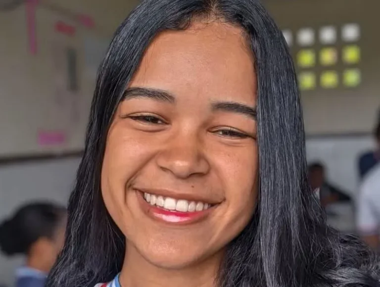 Cantora gospel morre aos 18 anos após acidente entre ambulância e carreta