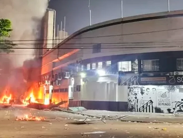 Caos total: Torcida do Santos deixa rastro de destruição na cidade após rebaixamento
