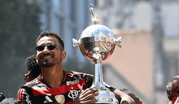 Quebrou? Taça da Libertadores aparece “remendada” durante festa do título do Flamengo no Rio