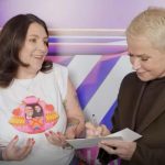 Cruzou fronteiras! Fã vem de Nova York para reencontrar Xuxa e eterniza autógrafo na pele