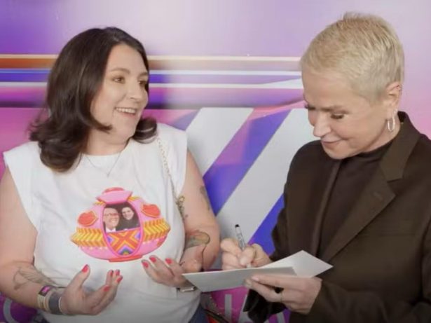Cruzou fronteiras! Fã vem de Nova York para reencontrar Xuxa e eterniza autógrafo na pele