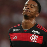 Flamengo diz que Carlinhos foi vítima de racismo pela torcida do Grêmio