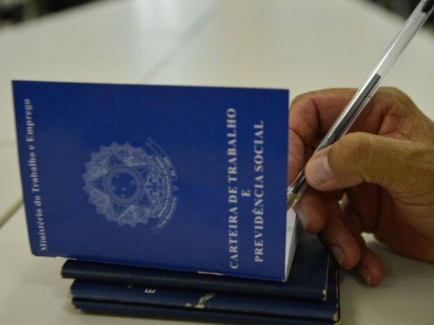 Desemprego tem menor taxa para abril em 13 anos, diz IBGE