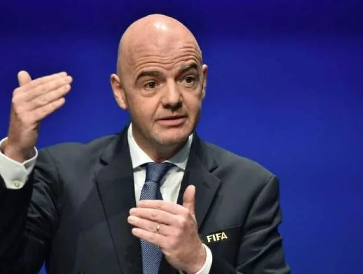 Presidente da FIFA anuncia punição severa e defende derrota de clube que tenha torcedores racistas