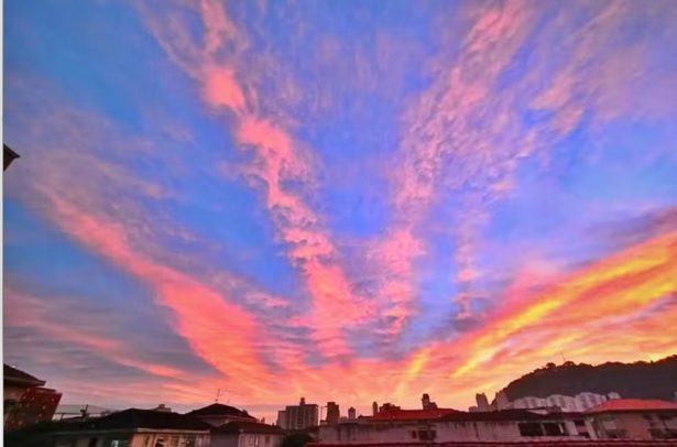Além do mistério no mar, o céu da cidade de Santos também intriga a população