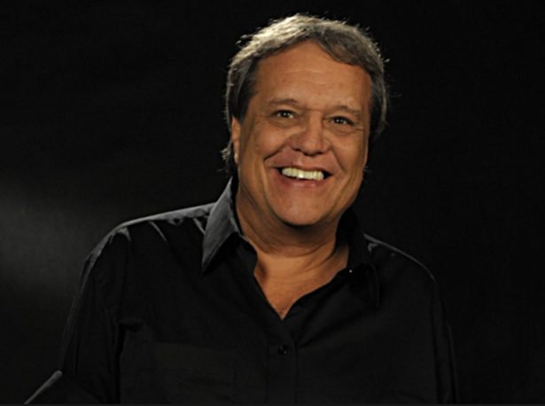 Globo muda programação deste sábado para homenagear Dennis Carvalho