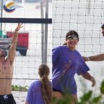 Cauã Reymond joga vôlei com a filha Sofia em dia de praia na Barra da Tijuca