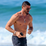 Cauã Reymond exibe tanquinho sarado em badalada praia do Rio; veja fotos