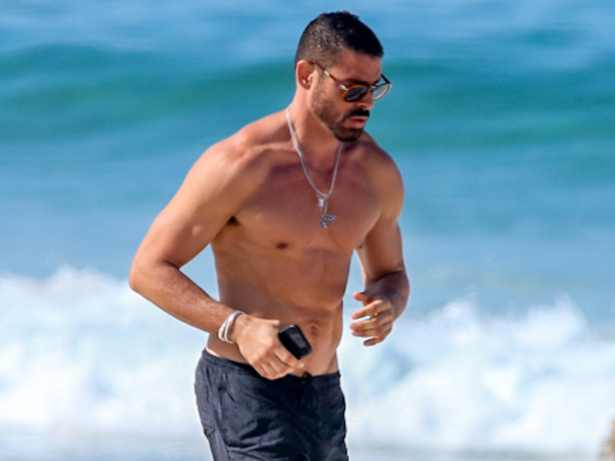 Cauã Reymond exibe tanquinho sarado em badalada praia do Rio; veja fotos