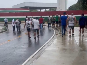 Com Fluminense na zona de rebaixamento, torcidas organizadas fazem protesto no CT do clube