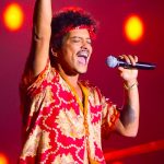 Solto na pista: Bruno Mars está oficialmente solteiro e declara: “Tô facinho!”