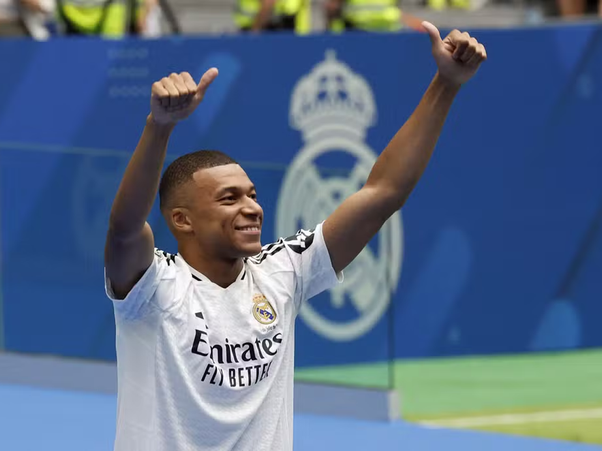 Mbappé foi apresentado no Real Madrid com grande festa no Santiago Bernabéu (REUTERS/Juan Medina)