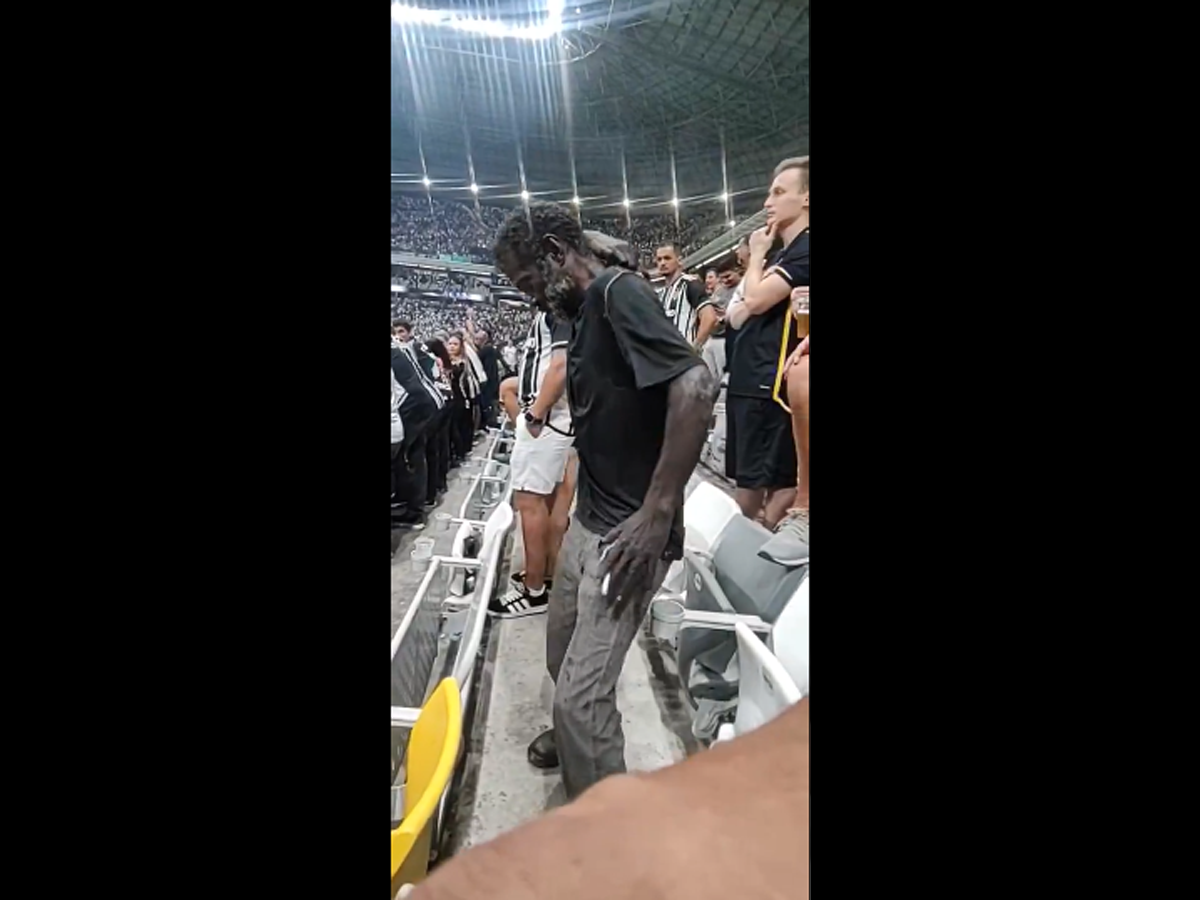 Morador de rua ganhou ingresso para jogo na Arena MRV e foi expulso do estádio, segundo testemunhas (Reprodução)