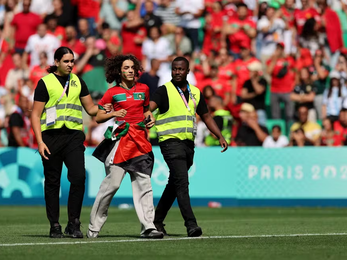 Marroquinos invadiram o campo, indignados com a arbitragem após empate contra a Argentina (Reprodução)