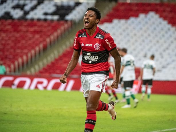 Próximo de ser anunciado pelo Corinthians, Vitinho passa por exames médicos
