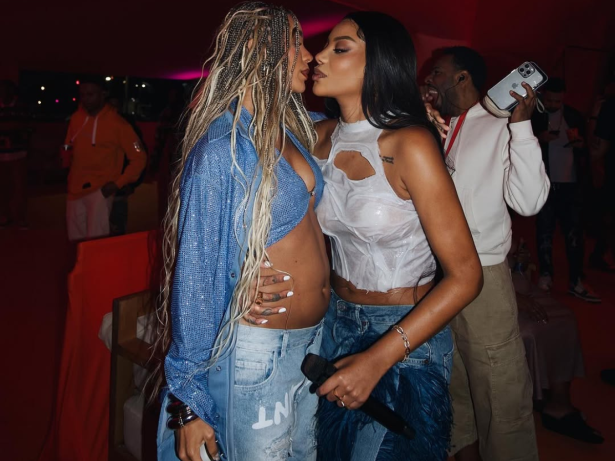 Ludmilla e Brunna revelam sexo do bebê em festa de 12 horas