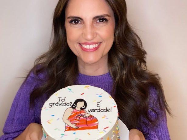 Chris Flores ganha bolo de aniversário inspirado na grávida de Taubaté