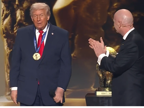 Trump recebe primeiro Prêmio da Paz da FIFA durante cerimônia do sorteio da Copa