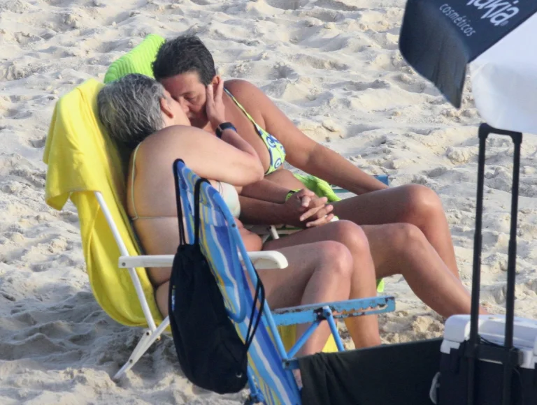 Em rara aparição, Cláudia Rodrigues curte praia com a esposa, Adriane Bonato