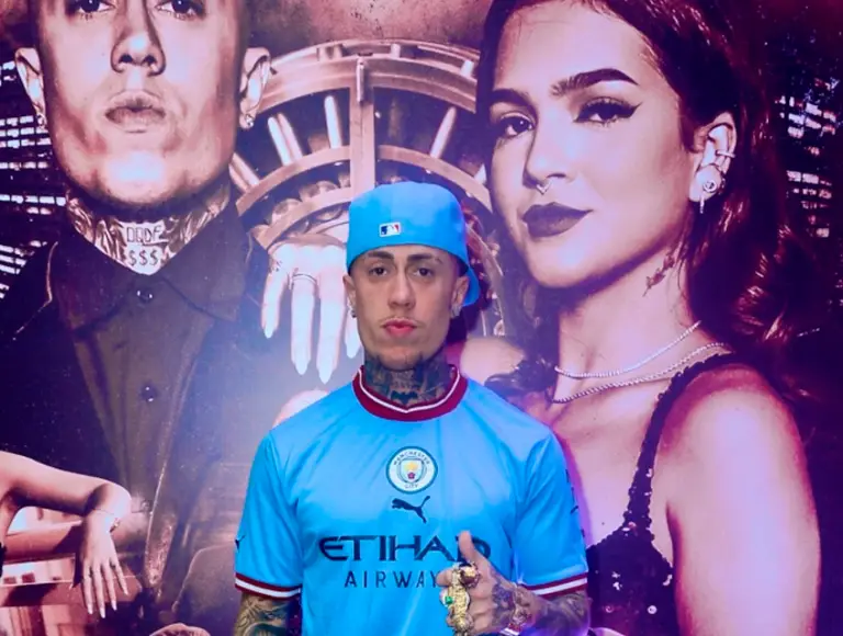 Climão: MC Daniel posa em cartaz de clipe com foto de Mel no fundo