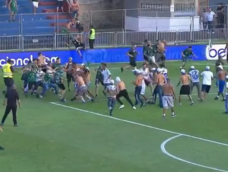 Torcedores de Coritiba e Cruzeiro invadem campo durante jogo e iniciam briga generalizada