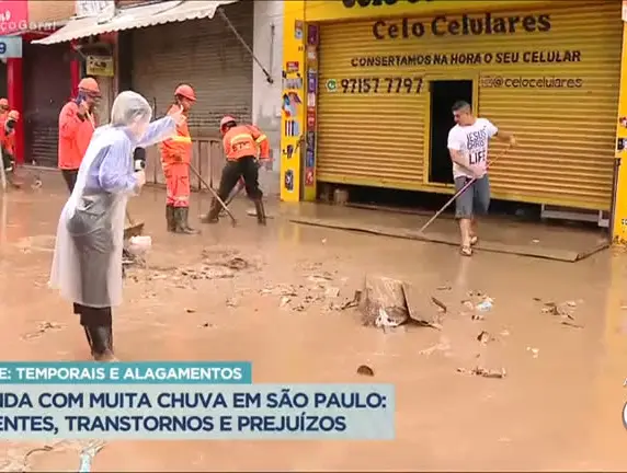 Comerciante se irrita e joga lama em repórter ao vivo no Balanço Geral